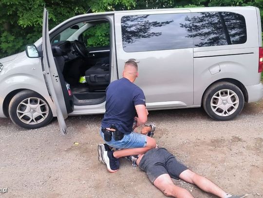 Ukradł mu torbę, potem odjechał jego autem, obrobił mieszkanie i szantażował żonę. Skończył skuty na glebie