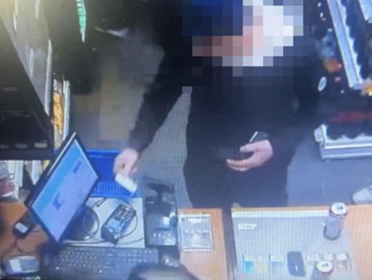 Ukradł portfel zostawiony w aucie, wyjął kartę i płacił jak swoją. Po zablokowaniu próbował jeszcze kilka razy