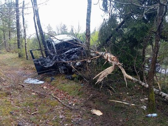 Ukradł rodzicom auto i ruszył w trasę. 15-latek skasował chryslera, samochód spłonął
