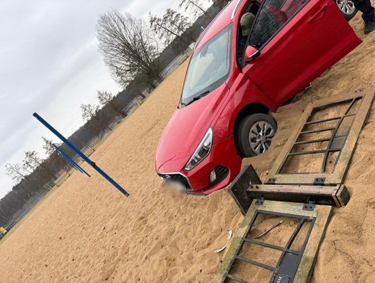 Ukradł samochód klientki warsztatu, by pojeździć po plaży. Po tym jak utknął w piachu, porzucił wóz