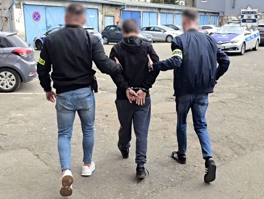 Ukradł skarbonę razem ze stołem i szedł z tym przez miasto. Mężczyzna został zatrzymany