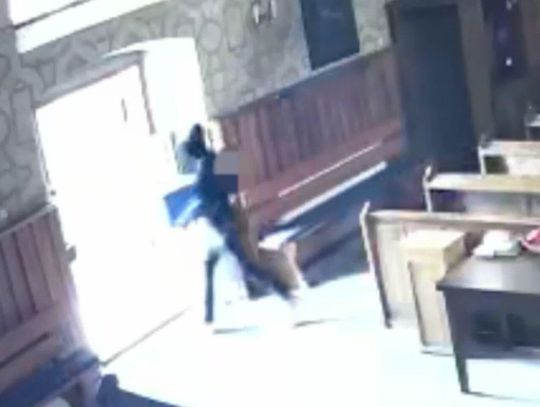 Ukradł skarbonę z kościoła, a potem schował się pod folią z truskawkami