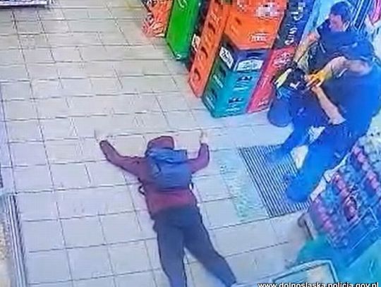 Ukradł słodycze, a potem rzucił się na ekspedientkę. Podczas szarpaniny z plecaka wypadł mu nóż
