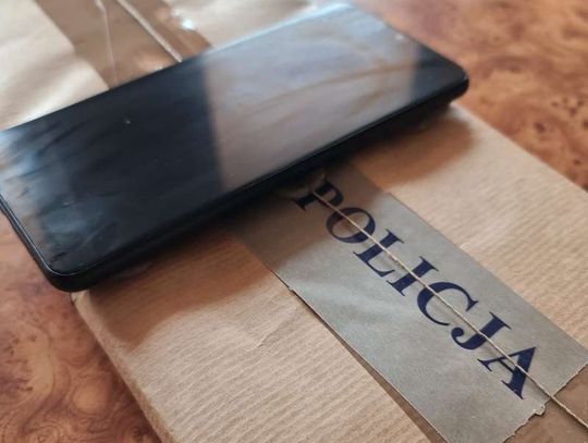 Ukradł telefon kobiecie. Dzielnicowy zadzwonił na skradziony numer, a złodziej mu się przedstawił