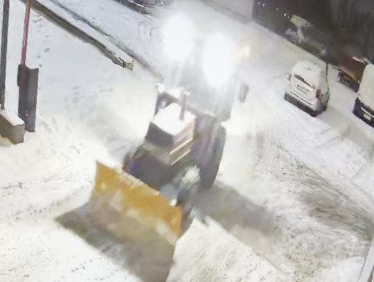 Ukradł traktor z pługiem i pojechał nim zaatakować dom własnej rodziny. Groził i demolował