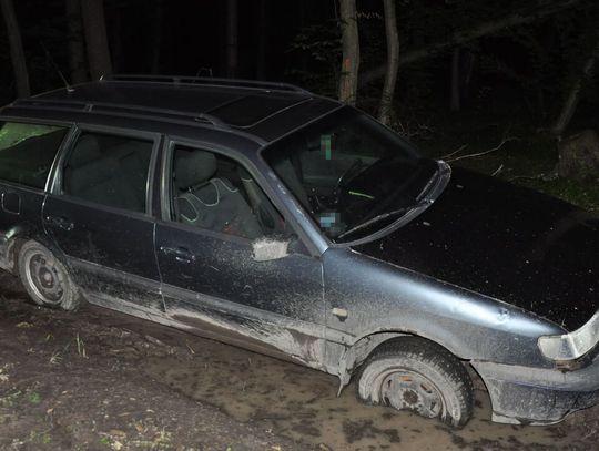 Ukradł Volkswagena, ale daleko nie pojechał. Auto ugrzęzło w błocie