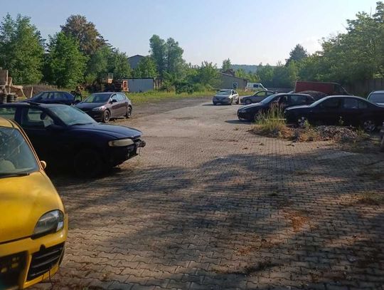 Ukradli 12 aut, wywożąc je z parkingów na lawecie. Mówili, że działają na zlecenie miasta