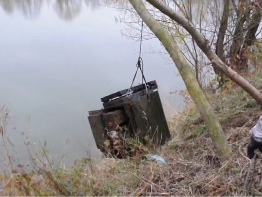 Ukradli bankomat, opróżnili sejf i wrzucili go do rzeki. WIDEO