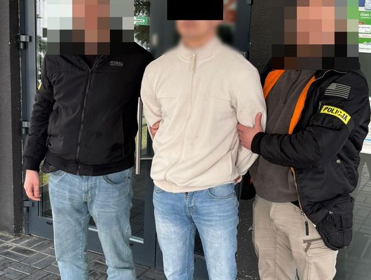 Ukradli biżuterię i gotówkę. Jeden z włamywaczy wyrzucił narkotyki prosto na policjanta