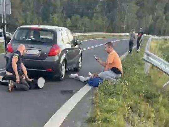Ukradli BMW ze strzeżonego parkingu i staranowali bramę. Złodzieje zatrzymani po pościgu