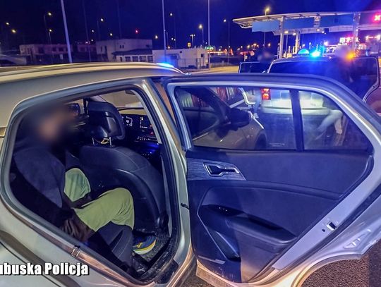 Ukradli kilka tysięcy euro z zaparkowanego samochodu. Zuchwali złodzieje w rękach policjantów