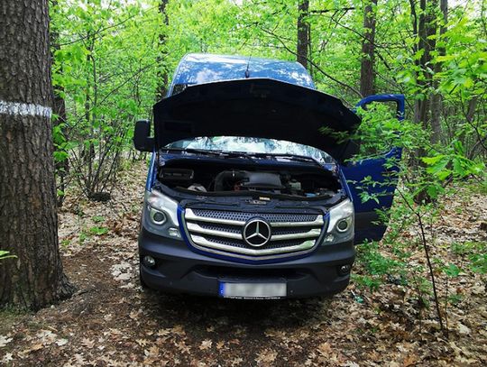 Ukradli Mercedesa z „trupem” w środku. Nietypowy finał kradzieży pod granicą z Niemcami