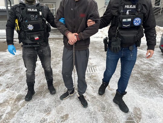 Ukradli puszkę z datkami na WOŚP. W trakcie zatrzymania jeden wyciągnął nóż i ruszył na policjantów