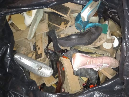 Ukradli stare buty, którymi chcieli palić w piecu. Przed policją schowali się w krzakach