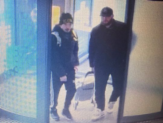 Ukradli towar za 15 tysięcy złotych z galerii. Policja publikuje wizerunek podejrzewanych mężczyzn