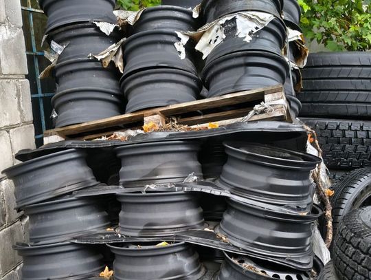 Ukradli z pracy 2200 felg samochodowych. Zatrzymani złodzieje i paserzy, z którymi współpracowali