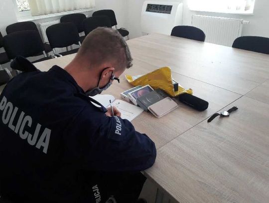 Ukraińcy pracujący w firmie kurierskiej otwierali paczki i wyciągali z nich telefony