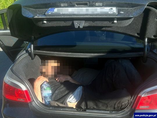 Ukrainiec przemycał nielegalnych emigrantów. Miał dwóch w bagażniku i dwóch za fotelami