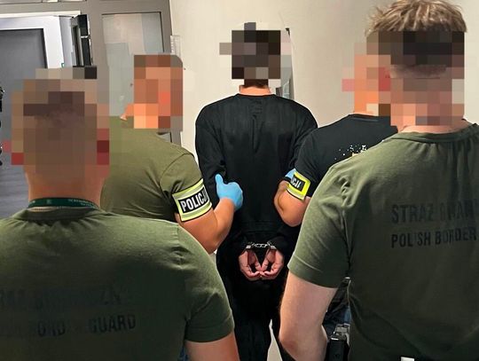 Ukrainiec wpadł na lotnisku po oszustwie „na policjanta”. Z konta kobiety zniknęło 50 tys. zł