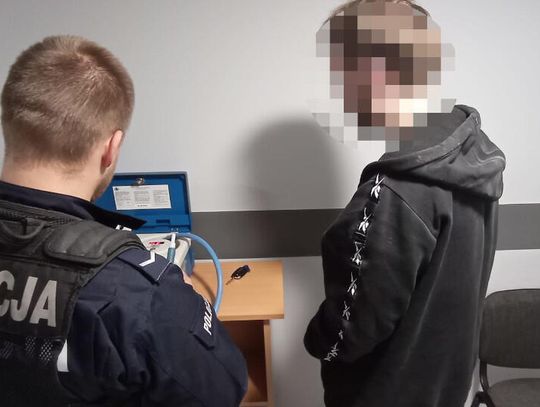 Ukrainiec zasnął za kierownicą na skrzyżowaniu. Miał ponad 2 promile we krwi