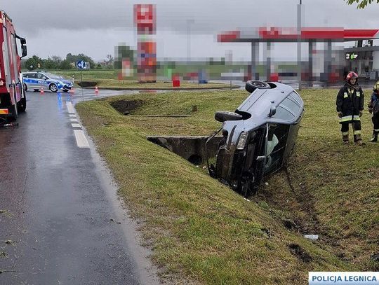 Ukrainiec zobaczył policjanta kierującego ruchem i spanikował. Doprowadził do dachowania