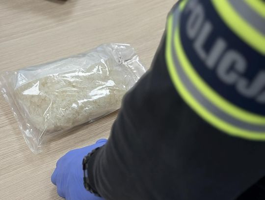 Ukryli kilogram metamfetaminy pod maską forda. Policjanci zatrzymali narkotykowych kurierów