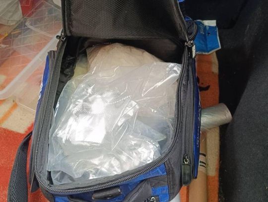 Ukrywał narkotyki w kilku samochodach. Policjanci przyszli z psem i znaleźli ponad 3 kg towaru