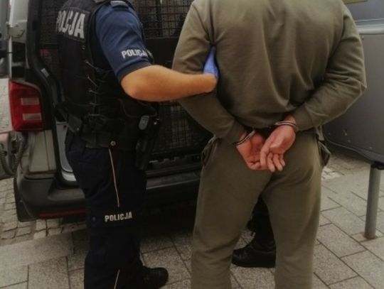 Ukrywał się przez 23-lata, teraz sam zgłosił się na policję, bo tak kazała mu wiara. Zadzwonił i czekał na kryminalnych na przystanku