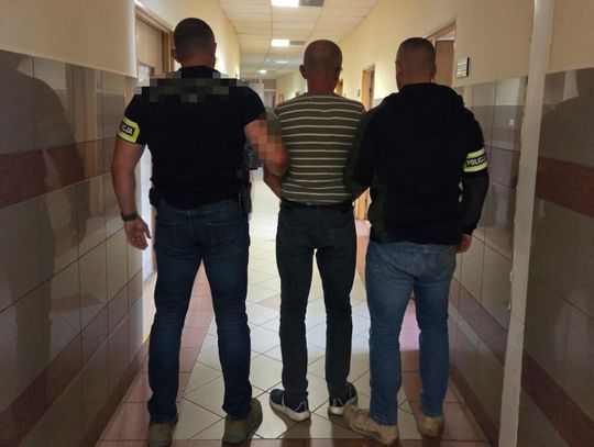 Ukrywał się przez dziewięć lat. Policjanci osaczyli poszukiwanego mężczyznę w galerii handlowej