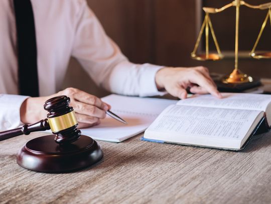 Umowa zlecenie czy umowa o dzieło – jak ZUS i sąd patrzą na „pozorne” umowy i jakie są konsekwencje dla pracodawcy?