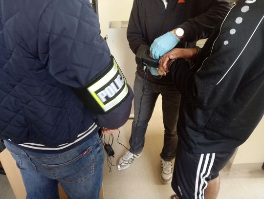 Upchnął osiem osób w osobówce. "Kurier" z Francji wpadł podczas kontroli drogowej