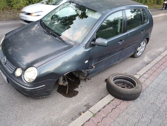 Urwał koło po uderzeniu w krawężnik. 22-letni kierowca był pijany i poszukiwany