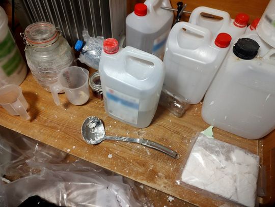 Urządził laboratorium narkotykowe w przyczepie kempingowej. Policjanci przejęli 5 kg towaru