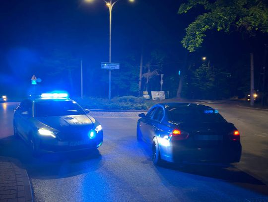Urządził sobie drzemkę na środku jezdni. Pijany kierowca BMW wpadł w szał i groził policjantom