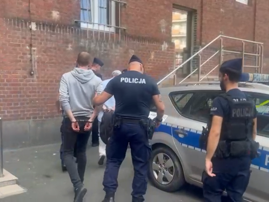 Urządzili na deptaku grę na pieniądze i wciągali w nią ludzi. Trzech mężczyzn zatrzymanych. Odpowiedzą za nielegalny hazard