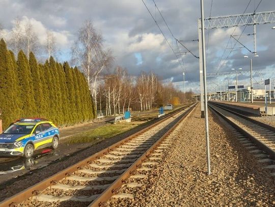 Usiadł na peronie, opierając się o wagon. Gdy pociąg ruszył, wpadł pod jego koła