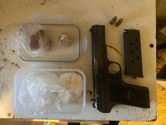 Usłyszał policję i schował się w dziecięcym łóżeczku. W mieszkaniu była broń i narkotyki