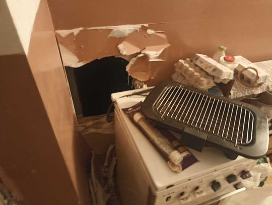 Usłyszała hałas, gdy weszła do kuchni zobaczyła dziurę w ścianie i mężczyznę w samych majtkach