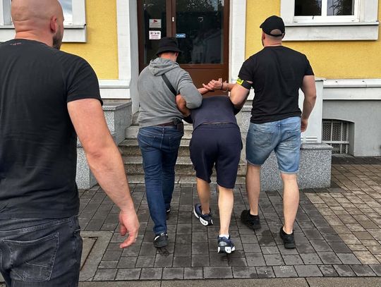 Uwierzyła w szybki zysk i straciła ponad 400 tysięcy złotych. Kurier wpadł podczas odbioru gotówki