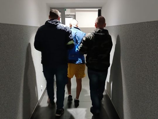 Uzbrojony w kij bejsbolowy recydywista napadł na lombard. Uderzał w szybę żądając wydania pieniędzy