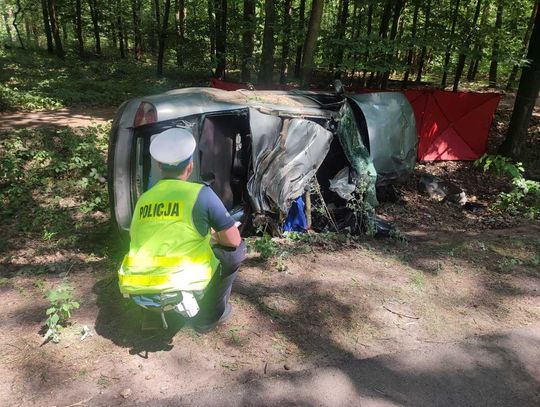 Volkswagen dachował, a następnie wbił się w drzewo. Zginął kierowca i 18-letnia pasażerka