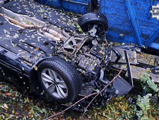 Volkswagen dachował i uderzył w wagon kolejowy. Samochodem jechało dwóch pijanych nastolatków