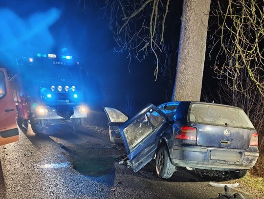 Volkswagen golf wbił się w drzewo. Zginęli dwaj mężczyźni, trzeci został ciężko ranny Volkswagen golf wbił się w drzewo. Zginęli dwaj mężczyźni, trzeci został ciężko ranny