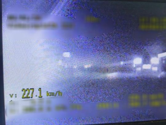 Volkswagen mknął z prędkością 227 km/h. Po sprawdzeniu okazało się, że kierowca nie ma uprawnień Volkswagen mknął z prędkością 227 km/h. Po sprawdzeniu okazało się, że kierowca nie ma uprawnień