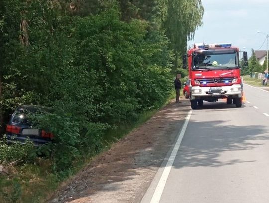 Volkswagen na prostym odcinku zjechał z drogi i uderzył w drzewo. Kierowca zginął na miejscu