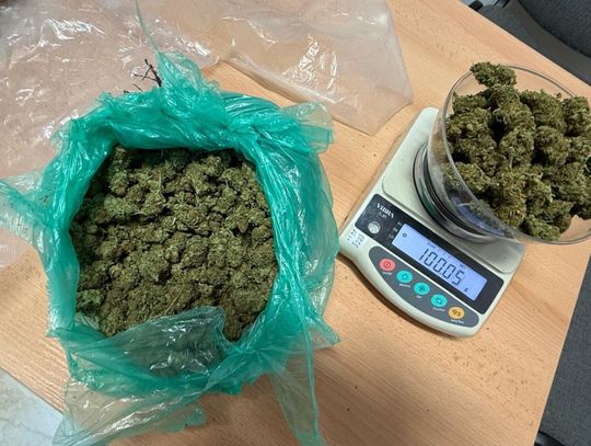 Volkswagen nie zatrzymał się do kontroli, podczas pościgu pasażer wyrzucił torbę z narkotykami