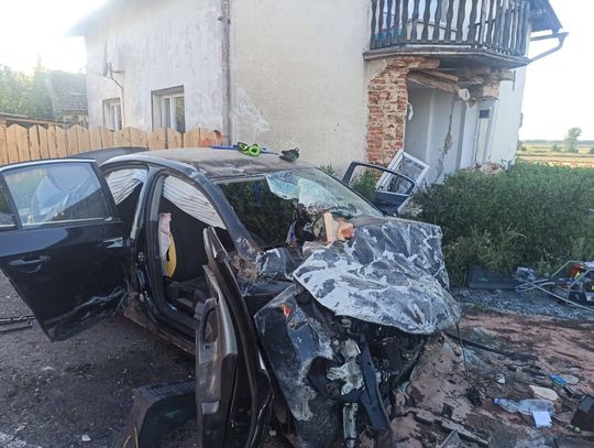 Volkswagen przebił elewację domu. Śmigłowiec LPR zabrał ciężko rannego kierowcę do szpitala