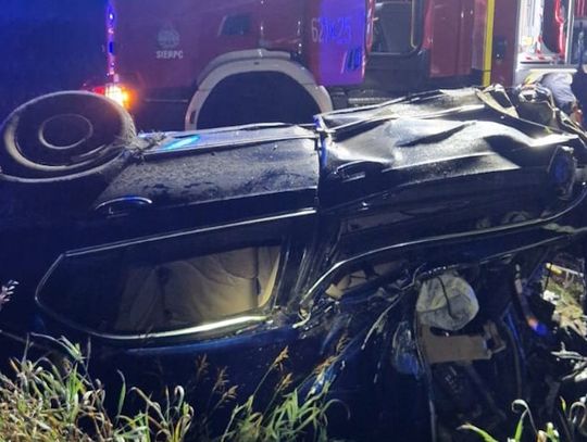 Volkswagen uderzył w nasyp i drzewo. Młody kierowca nie miał szans na przeżycie