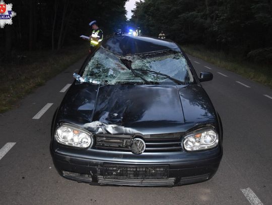 Volkswagen uderzył w rower. 30-letnia matka i dwoje dzieci ciężko ranni