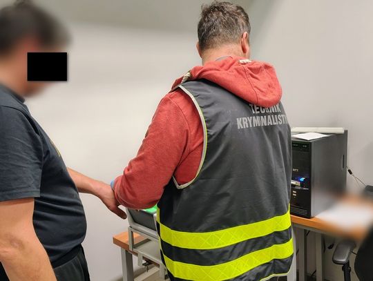 Volkswagen w rowie, w aucie 40-latek i jego 6-letni syn. Kierowca wydmuchał ponad 3,5 promila